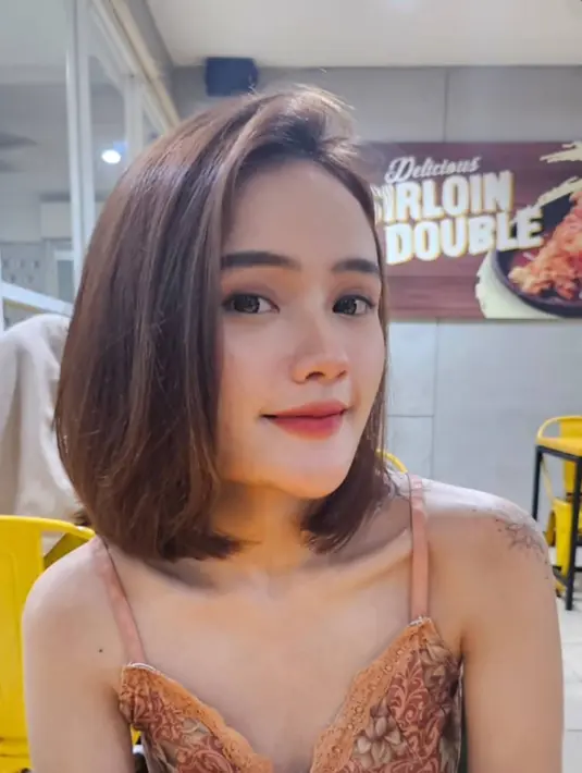 Kerap tampil menawan di atas panggung, vokalis band wanita memang selalu mencuri perhatian. Hingga saat ini kepopuleran dari grup musik Soegi Bornean pun semakin pesat. Banyak sekali kolaborasi yang dilakukan dengan band terkenal saat menghibur para penonton secara off-air. (Liputan6.com/IG/@fannysoegi)