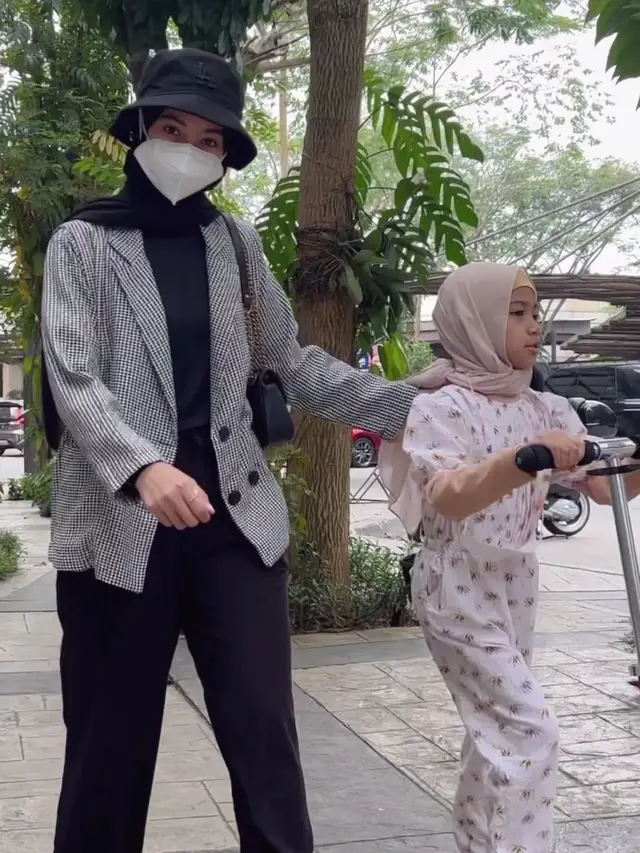 Poppy Bunga dan anaknya, Khanza (Instagram.com/poppybungariphat)