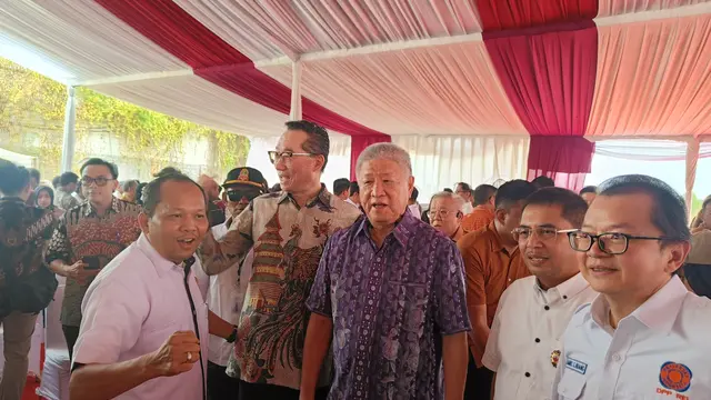 Menteri Perumahan dan Kawasan Permukiman (PKP) Maruarar Sirait meletakkan batu pertama dalam Pembangunan Rumah Gratis bagi Masyarakat di Desa Sukawali, Kabupaten Tangerang, Banten, Jumat (1/10/2024).