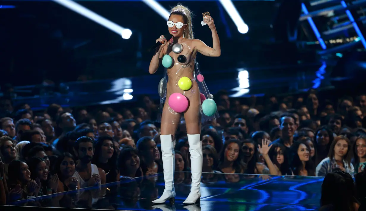 Miley Cyrus berbicara di atas panggung saat menjadi host di ajang bergengsi MTV VMA 2015 yang digelar di Microsoft Theatre, Los Angeles, California, AS (30/8/2015). (REUTERS/Mario Anzuoni)
