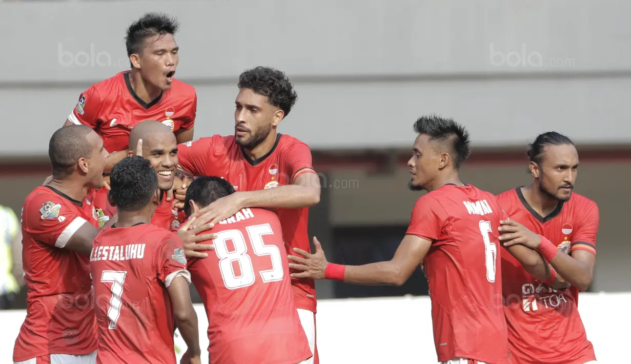Striker Baru Persija, Reinaldo, melakukan selebrasi usai mencetak gol ke gawang Persiba pada laga Liga 1 di Stadion Patriot, Bekasi, Jumat  (12/8/2017). Persija menang 2-0 atas Persiba. (Bola.com/M Iqbal Ichsan)