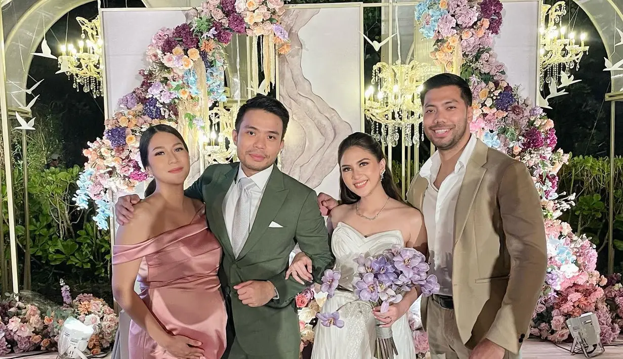 Detail maxi dress dari satin sutra tersebut memiliki belahan di roknya. [Foto: Instagram @dindaraihan]