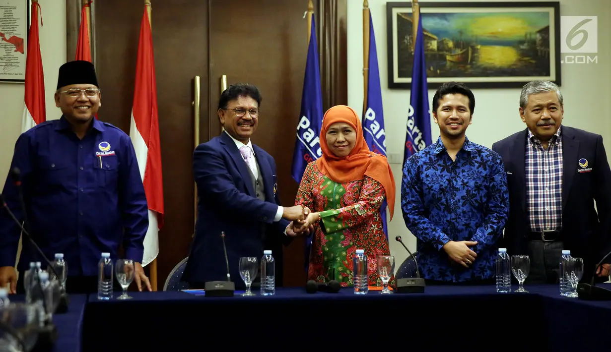 Sekretaris Partai Nasdem, Johnny D Plate (kedua kiri) memberikan Surat Persetujuan Pasangan Cagub dan Cawagub Jawa Timur kepada Khofifah Indar Parawansa dan Emil Dardak di Kantor Partai Nasdem, Jakarta, Selasa (2/1). (Liputan6.com/Johan Tallo)