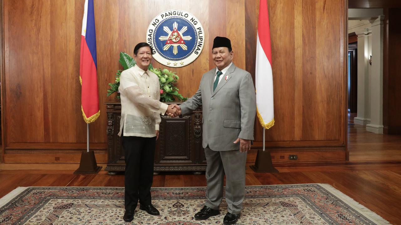 VIDEO: Detik-Detik Prabowo Turun dari Pesawat Langsung Didatangi Komandan Pasukan Filipina