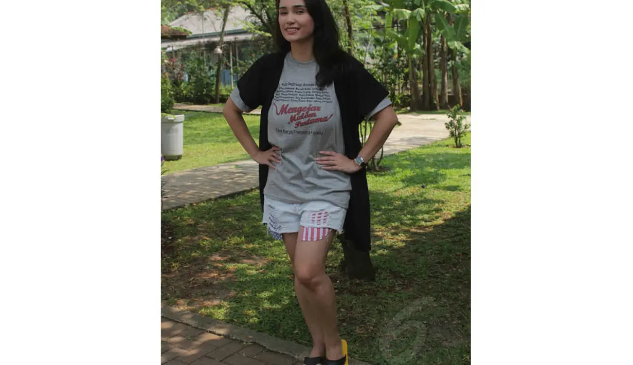 Saat ditemui di kawasan Ciganjur, Jakarta, pemain film '3600 Detik' itu mengaku tidak menjalin asmara dengan pria bule lagi, Senin (9/6/14). (Liputan6.com/Panji Diksana)