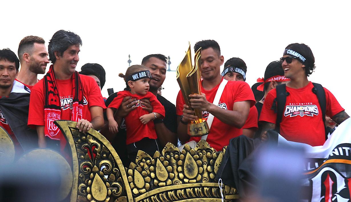Kemeriahan parade budaya yang diadakan oleh Bali United di sepanjang Jalan By Pass Dharma Giri menuju Stadion Kapten I Wayan Dipta, Bali, Senin (23/12). Parade budaya diadakan untuk merayakan gelar juara Bali United. (Bola.com/Aditya Wany)