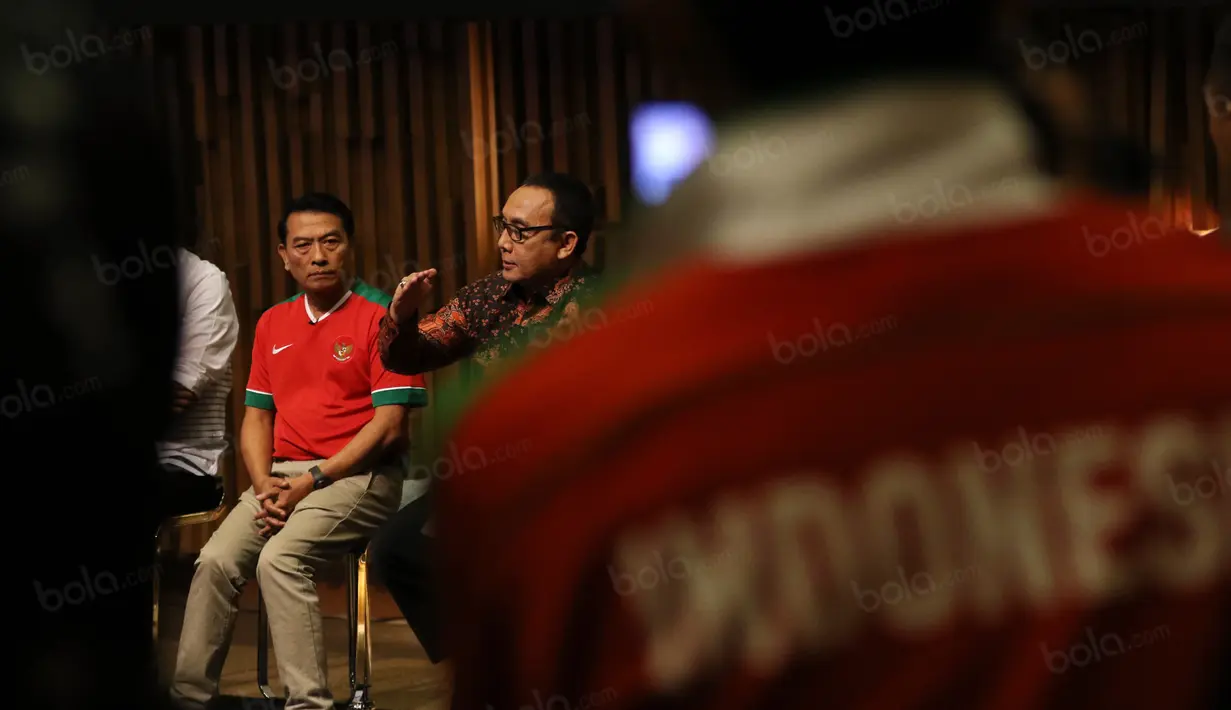 Tony Apriliani (kanan) dan Moeldoko tengah serius pada acara debat di  SCTV Tower, Senayan City, Jakarta, Selasa (04/10/2016). (Bola.com/Nicklas Hanoatubun)