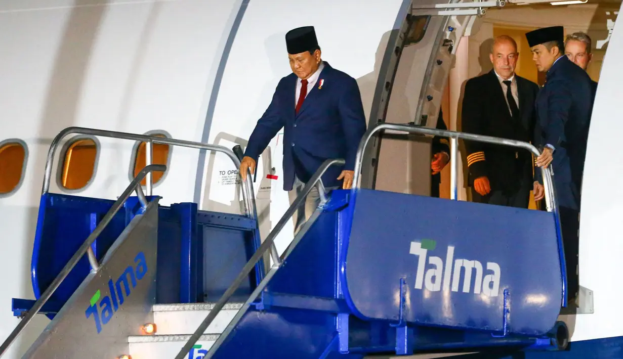 Foto selebaran yang dirilis oleh kantor berita Peru, Andina, menunjukkan Presiden Republik Indonesia, Prabowo Subianto saat tiba Pangkalan Angkatan Udara 8, yang berdampingan dengan Bandar Udara Internasional Jorge Chavez, di Callao, Peru, pada Rabu 13 November 2024 waktu setempat. (Eddy RAMOS/ANDINA/AFP)