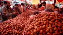 Umat Muslim membeli kurma di pasar menjelang bulan Ramadan di Karachi pada 9 Maret 2024. (Rizwan TABASSUM/AFP)