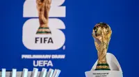 Trofi Piala Dunia FIFA dipajang menjelang pengundian kualifikasi Piala Dunia FIFA 2026 di markas besar FIFA di Zurich, pada 13 Desember 2024. (Fabrice COFFRINI/AFP)
