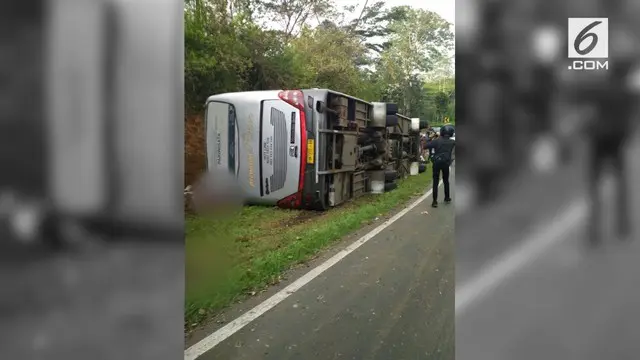 Kecelakaan di Tanjakan Emen, Ciater, Subang, Jawa Barat, petugas masih mengevakuasi korban.