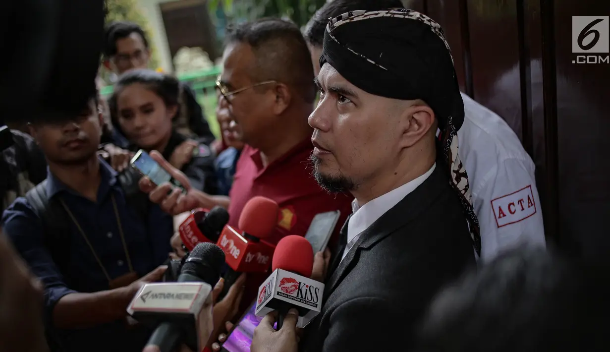 Musikus Ahmad Dhani memberi keterangan kepada awak media usai menjalani sidang kedua kasus ujaran kebencian  di PN Jakarta Selatan, Senin (23/4). (Liputan6.com/Faizal Fanani)
