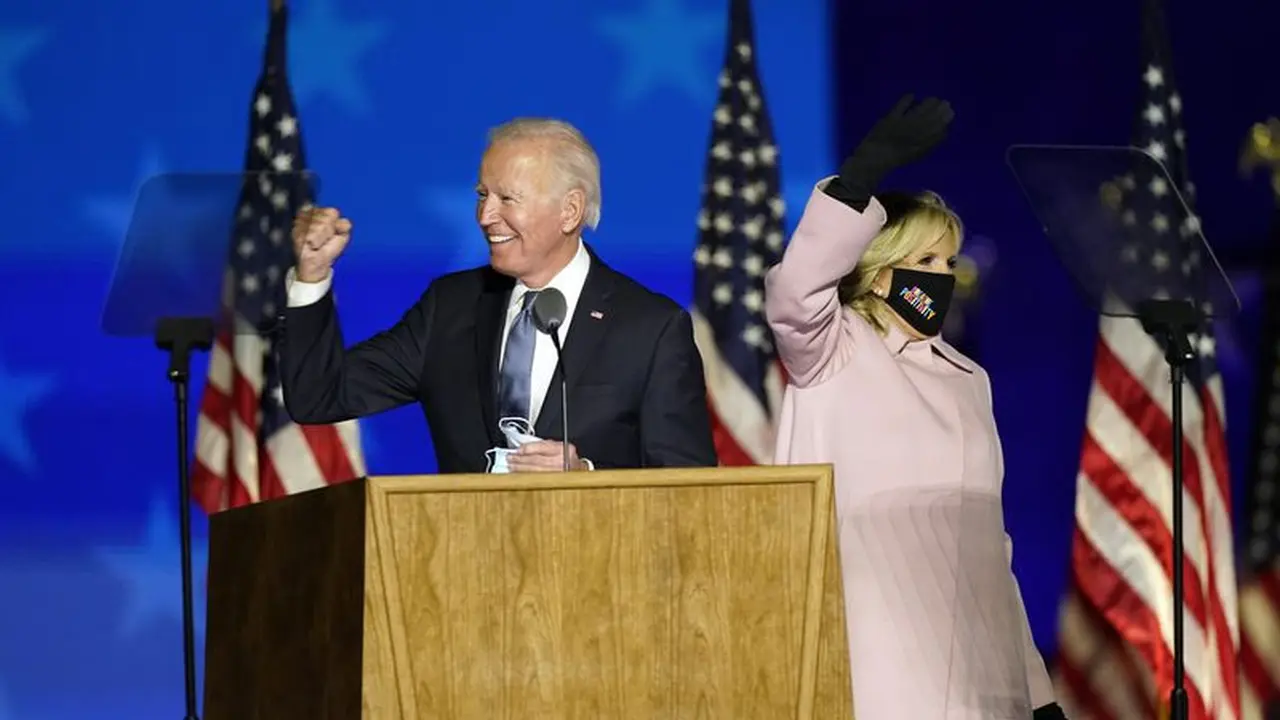Joe Biden yang kini menang Pemilu Amerika 2020, bersama istrinya, Jill, berbicara dengan para pendukungnya pada 4 November 2020, di Wilmington, Delaware. (Andrew Harnik / AP)