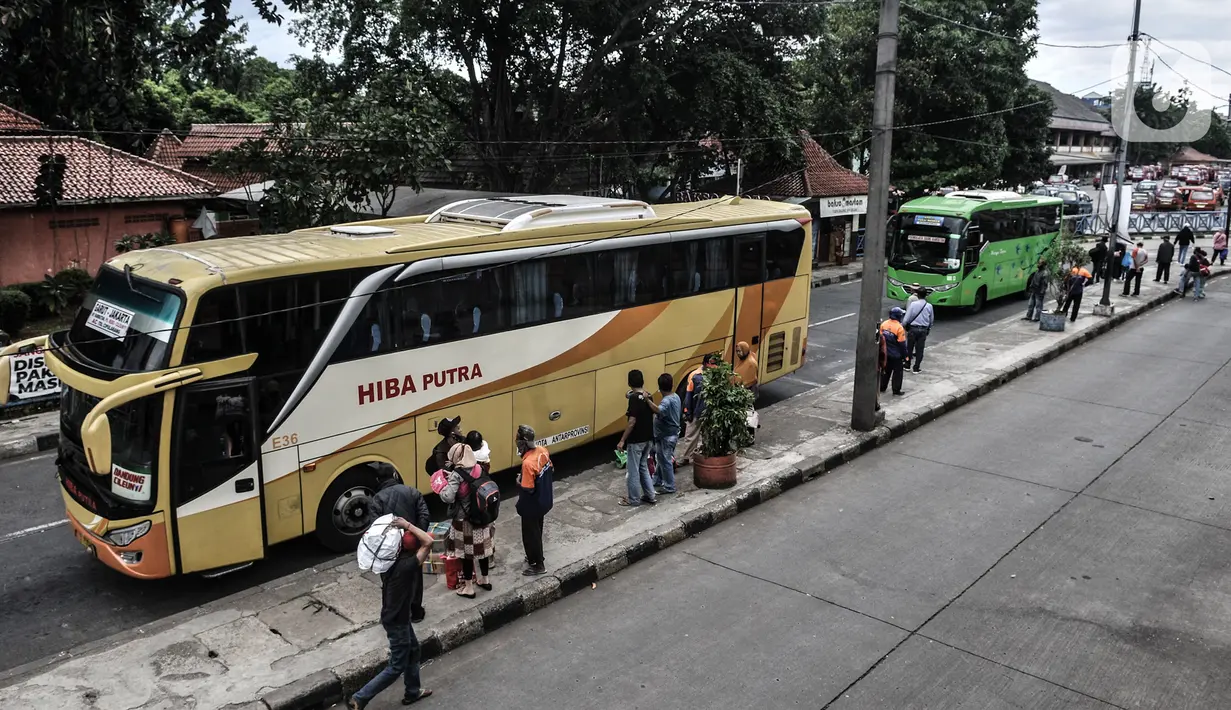 Suasana penumpang bus antarkota antarprovinsi (AKAP) saat tiba di Terminal Kampung Rambutan, Jakarta, Minggu (3/1/2021). Sementara pemudik yang diberangkatkan menuju luar Jakarta melalui Terminal Kampung Rambutan sebanyak 15.059 penumpang. (merdeka.com/Iqbal S. Nugroho)