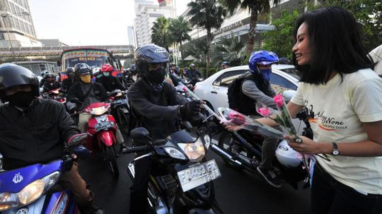 Abang-None Jakarta bagikan bunga mawar gratis di jalan