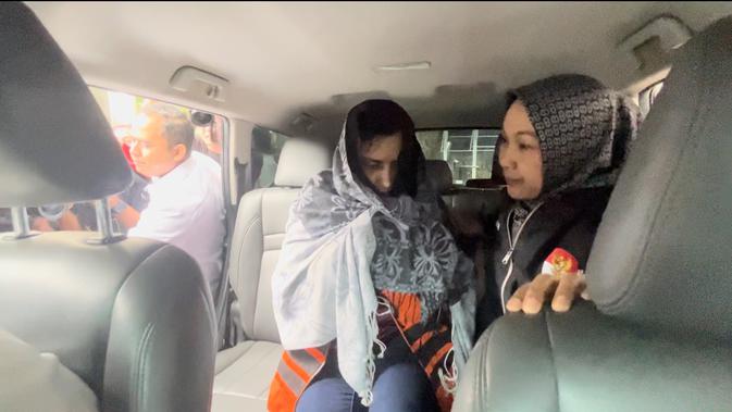 Potret Bupati Pekalongan Fadia Arafiq Pakai Rompi Oranye KPK, Teriak Histeris: Saya Tidak Di-OTT