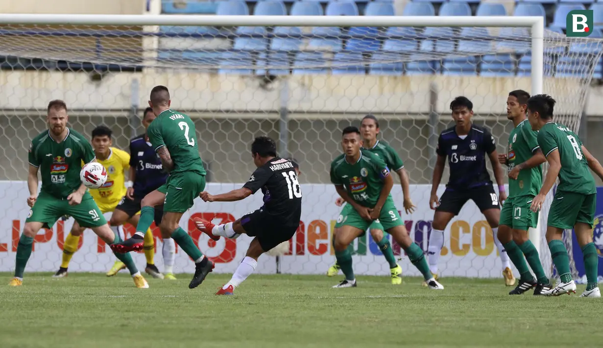 Striker Persik Kediri Hariyanto S Panto menendang bola ke gawang PS Sleman dalam laga matchday ke-3 Grup C Piala Menpora 2021 di Stadion Si Jalak Harupat, Bandung, Kamis (1/4/2021). (Bola.com/Ikhwan Yanuar)