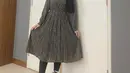 Kenakan dress model A-Line, outfit Putri Delina kali ini membuat penampilannya semakin terlihat langsing. (Instagram/putridelinaa).