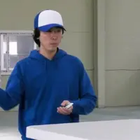 Canggih! Pria ini bisa menghancurkan apa saja pakai kartu. 