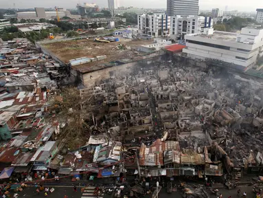 Suasana pemukiman warga yang hangus setelah kebakaran di kota Quezon, Metro Manila di Filipina (28/12). Menurut laporan, sekitar 500 rumah ludes terbakar dan sekitar 1.000 keluarga telah diungsikan. (REUTERS/Erik De Castro)