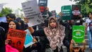 Massa dari berbagai elemen berjalan kaki untuk melakukan peringatan Hari HAM Sedunia yang ke-76. (merdeka.com/Arie Basuki)