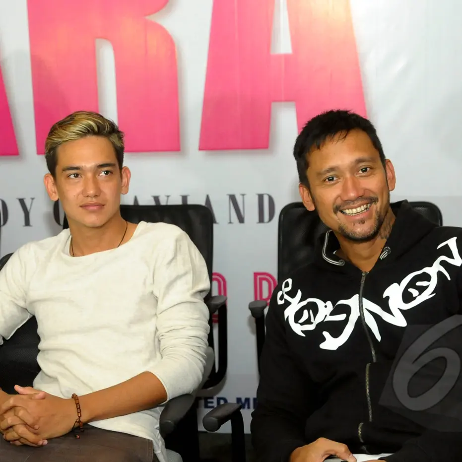 Tanta Ginting , Adipati Dolken dan Tora Sudiro menghadiri acara syukuran film '3 Dara' di kawasan Kebon Jeruk, Jakarta, Rabu (6/5/2015). Film ‘3 Dara’ menceritakan tentang tiga orang lelaki yang terkena kutuk menjadi feminim. (Liputan6.com/Faisal R Syam)