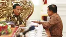 Presiden Jokowi bersama Wapres Jusuf Kalla menggelar pertemuan bersama pimpinan lembaga negara di Istana Merdeka, Jakarta, Selasa (14/3). Dalam pertemuan, Jokowi sempat membahas tentang keadaan ekonomi Indonesia saat ini. (Liputan6.com/Angga Yuniar)