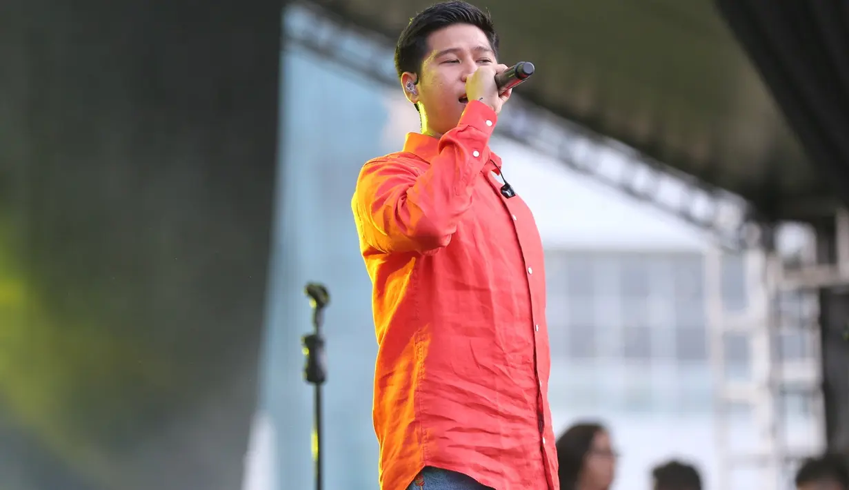 Lagu Jadi Gila, Mager, Kulakukan Semua Untukmu, dan Bersepeda bergantian dibawakan oleh Rayi, Asta dan Nino dengan format band yang lengkap. (Adrian Putra/Bintang.com)