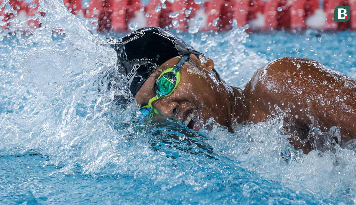 Momen tersebut terjadi pada hari kedua Indonesia Open Aquatic Championships (IOAC) 2025 yang berlangsung di Stadion Akuatik Gelora Bung Karno, Senayan, Jakarta, Rabu (12/11/2025). (Bola.com/Bagaskara Lazuardi)