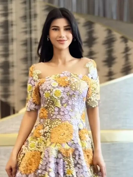 Salah satunya floral midi dress yang bikin Ritassya Wellgreat tampil begitu manis [@ritassyawellgreat]