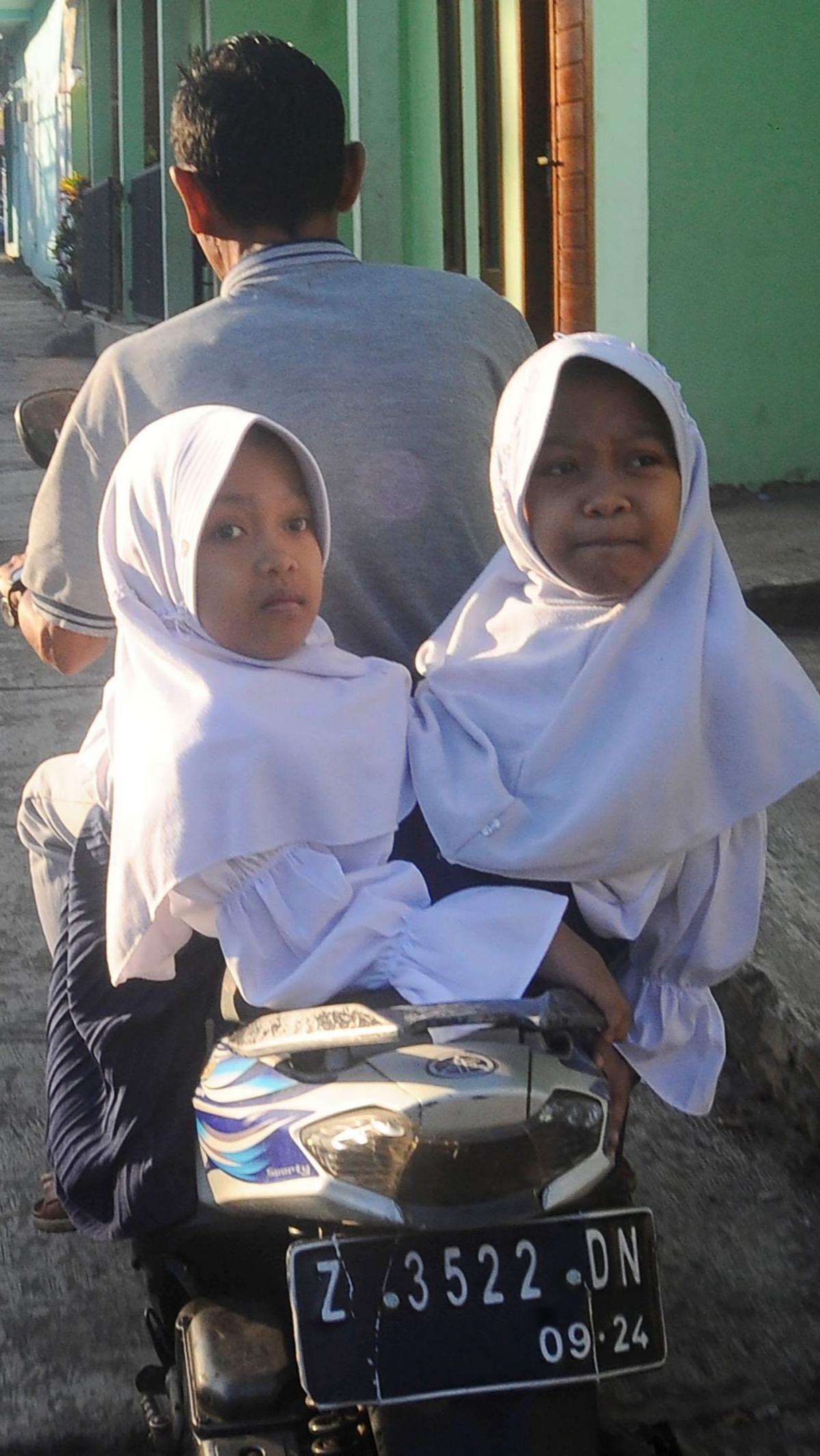 Al Dewi dan Al Putri merupakan kembar siam dempet perut dan divonis tidak bisa dipisah sejak lahir. Ibunya sudah meninggal sekitar 2 tahun lalu dan kini tinggal bersama  ayah, kakanya dan neneknya.