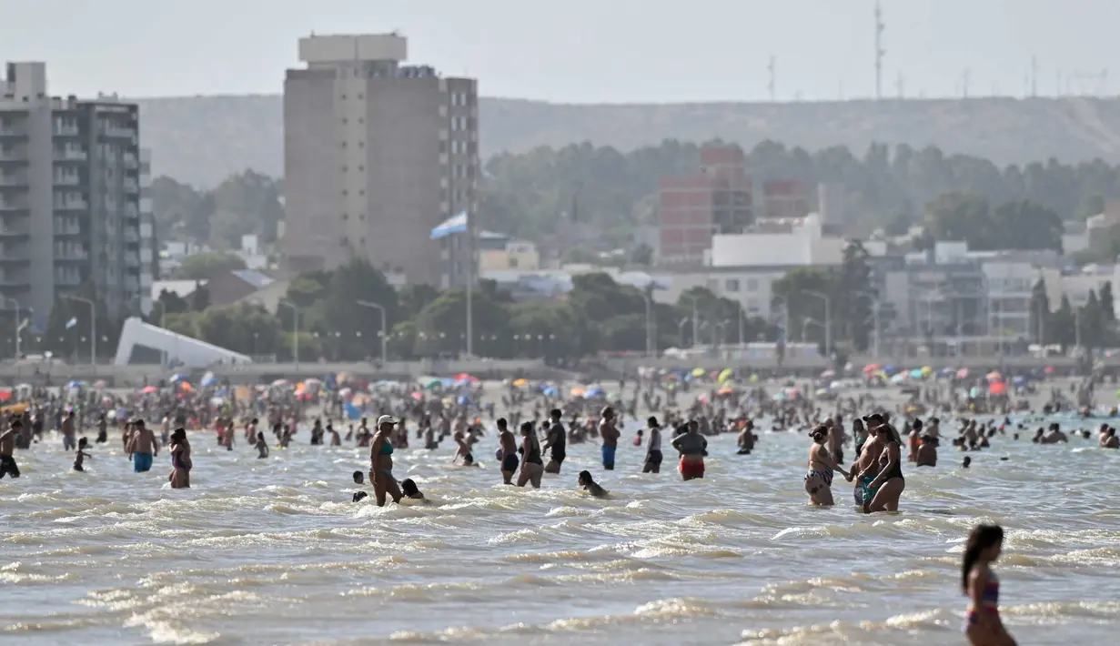 Pemandangan orang-orang di bawah sinar matahari di sebuah pantai di Puerto Madryn, provinsi Chubut, Argentina pada tanggal 26 Januari 2024. (MAXI JONAS/AFP)