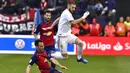 Striker Real Madrid, Karim Benzema, berusaha melewati pemain Osasuna pada laga La Liga di Stadion El Sadar, Minggu (9/2/2020). Real Madrid menang 4-1 atas Osasuna. (AP/Alvaro Barrientos)