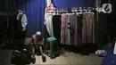 Seorang pedagang duduk di samping deratan pakaian yang di Pasar Cipulir, Jakarta, Senin (6/4/2020). Menurut salah seorang pedagang, Eko, biasanya dalam sehari mereka bisa melayani 15 hingga 40 transaksi. (Liputan6.com/Johan Tallo)