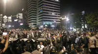 Demonstran di Bawaslu saling dorong dengan petugas kepolisian. (Liputan6.com/Ady Anugrahadi)