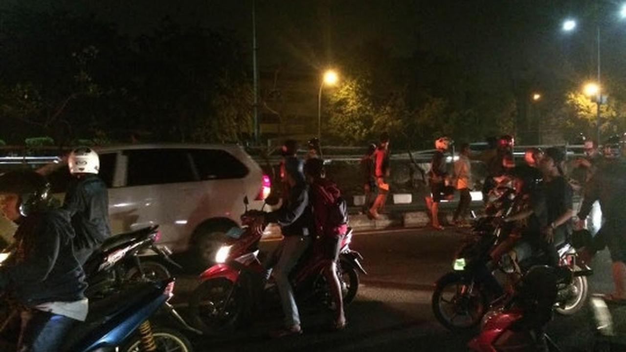 Beginilah aksi anarkis massa mencari pendukung Persib di jalan tol