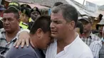 Presiden Ekuador Rafael Correa (kanan) memeluk seorang warga saat mengunjungi lokasi gempa di kota Canoa, Ekuador, 18 April 2016. Dalam kesempatan tersebut, Rafael berbincang dengan warga yang menjadi korban gempa berkekuatan 7,8 SR (REUTERS/Henry Romero)