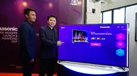 Product Manager Audio Visual PT Panasonic Gobel Indonesia Erwin Lim menunjukkan laman Panasonic Viera yang bertujuan membantu konsumen memilih televisi (Liputan6.com/Agustin Setyo Wardani)