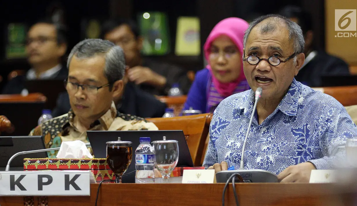 Ketua KPK, Agus Rahardjo kanan saat rapat dengar pendapat dengan Komisi III DPR di Kompleks Parlemen, Senayan, Jakarta, Senin (12/2). Rapat membahas target peningkatan fungsi pencegahan korupsi oleh KPK tahun 2018. (Liputan6.com/Johan Tallo)