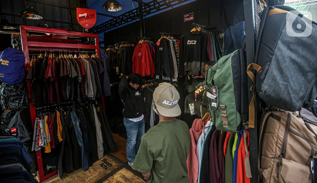 Pengunjung menjajal pakaian saat mengunjungi Jakcloth Summer Fest 2022 di Senayan Park, Jakarta, Jumat (12/8/2022). Acara yang akan berlangsung hingga 14 Agustus 2022 ini diikuti lebih dari 150 clothing brand lokal yang menjual pakaian, kaos, sepatu, tas dan lainnya dengan menawarkan harga diskon guna menarik minat masyarakat. (Liputan6.com/Faizal Fanani)