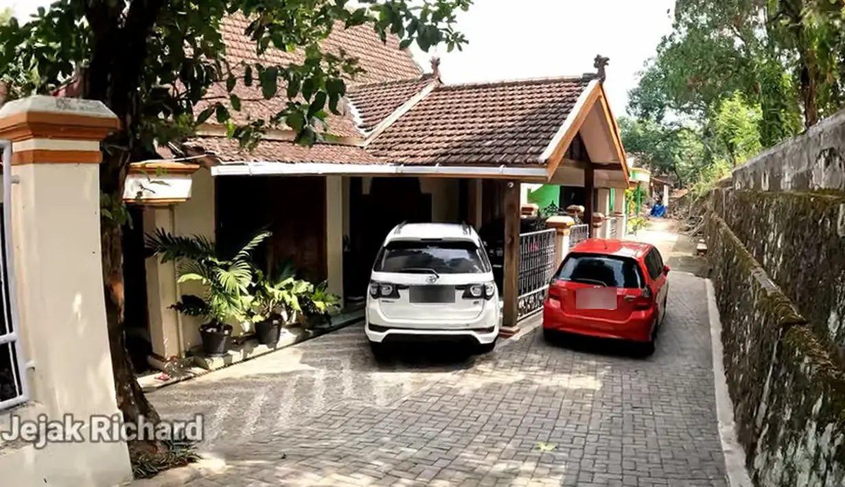 Berikut potret rumah istri pertama mendiang Didi Kempot, Hj. Saputri yang berada di pedesaan Ngawi, Jawa Timur. Tampak ada beberapa mobil parkir di depan rumahnya.  [Youtube/Jejak Richard]