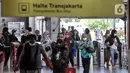 Calon penumpang saat hendak menggunakan KRL di Stasiun Tanah Abang, Jakarta, Selasa (15/3/2022). Program JakLingko mencakup sistem transportasi dengan rute, manajemen, maupun pembayaran terintegrasi. (merdeka.com/Iqbal S. Nugroho)
