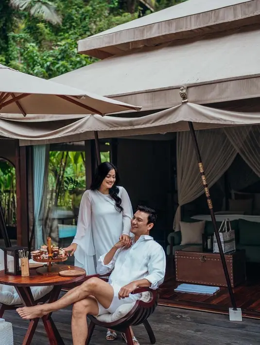 Doa Titi pun ikut diaminkan oleh netizen. Mereka berharap pasangan Titi dan Tian bisa menjadi pasangan idola selamanya. (Instagram/titi_kamall)