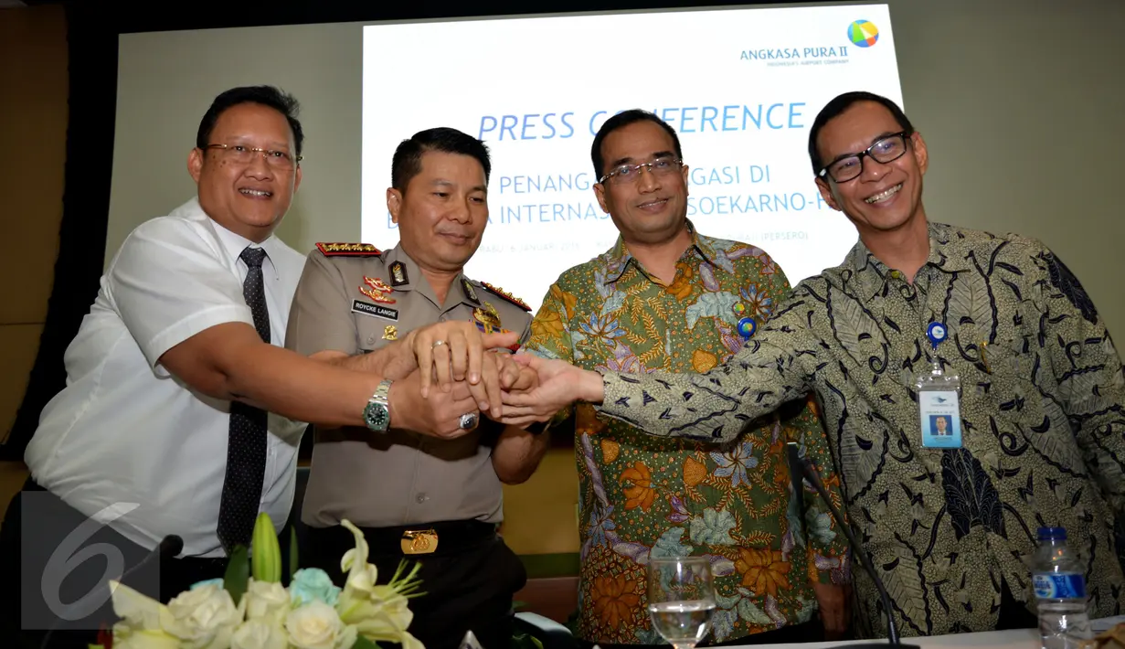 PT Angkasa Pura II menggelar konferensi pers terkait penanganan bagasi, Banten, Rabu (6/1/2016). PT Angkasa Pura II akan menambah CCTV sebanyak 30 persen dan bekerjasama dengan kepolisian dan pihak maskapai. (Liputan6.com/Faisal R Syam)