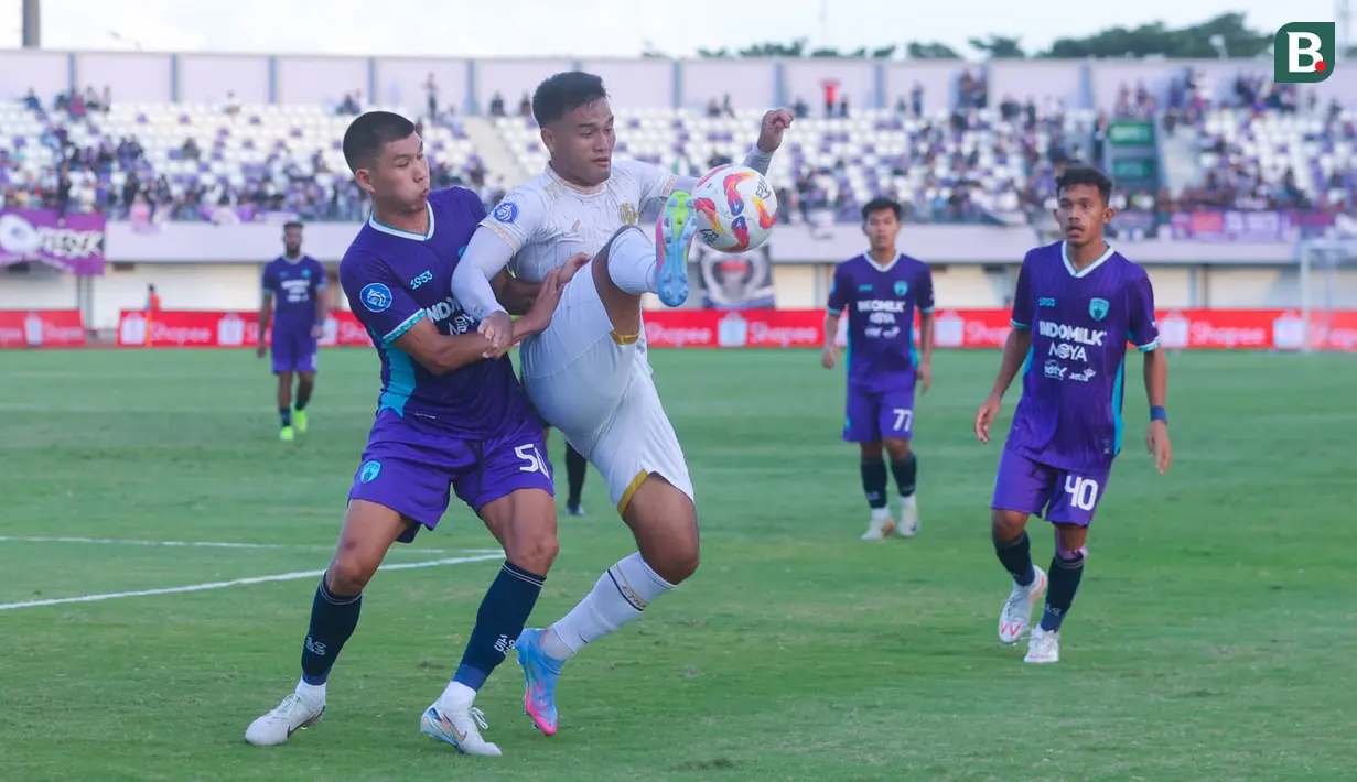 Pemain Arema FC, Muhammad Rafli (tengah) mengontrol bola dibayangi pemain Persita Tangerang, Tamirlan Kozubaev dalam laga lanjutan BRI Liga 1 2024/2025 di Indomilk Arena, Tangerang, Minggu (20/04/2025) WIB. (Bola.com/M Iqbal Ichsan)