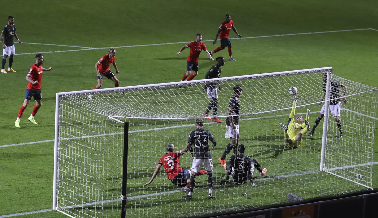 Penjaga gawang Manchester United Dean Henderson melakukan penyelamatan saat menghadapi Luton Town pada pertandingan babak ketiga Piala Liga Inggris di Kenilworth Road, Luton, Inggris, Selasa (22/9/2020). Manchester United mengalahkan Luton Town 3-0. (Cath Ivill/Pool via AP)