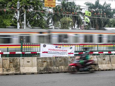 KRL Comutter Line melintas pada perlintasan sebidang yang sudah ditutup di sekitar Stasiun Palmerah, Jakarta, Senin (30/11/2020). Selain penataan tahap kedua Stasiun Palmerah, penutupan pelintasan juga dimaksudkan untuk menghilangkan pelanggaran lalu lintas dan kemacetan (Liputan6.com/Faizal Fanani)