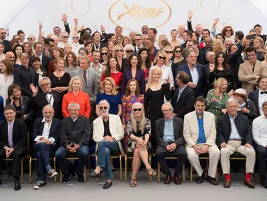 Para pemain film dan sutradara berpose bersama saat menghadiri Festival Film Cannes ke-70 di Perancis, Selasa (23/5). Festival Film Cannes adalah salah satu festival film paling bergengsi di dunia. (Arthur Mola/Invision/AP)