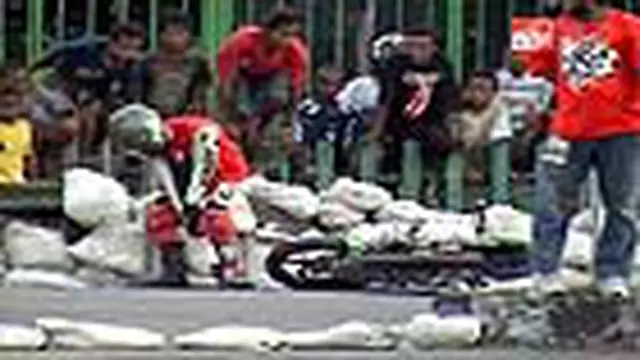 Babak penyisihan Kejuaraan Nasional Motoprix seri ketiga region enam berlangsung di sirkuit dadakan Jalan Yos Sudarso Sanggeng, Manokwari, Papua Barat. 