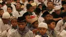 Sejumlah anak yatim mengikuti buka bersama 1.200 anak yatim di Pullman Central Park Jakarta, Selasa (22/5). Selain berbuka bersama acara ini juga diisi dengan memberi santunan kepada 1.200 anak yatim. (Liputan6.com/Arya Manggala)